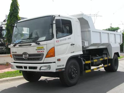 *THAY KÍNH XE tải Hino 6 tấn tận nơi